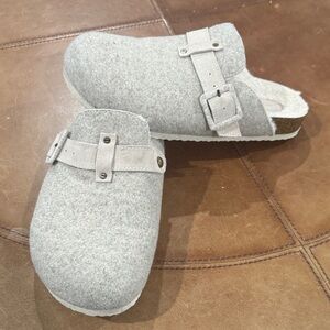 American Eagle Outfitters Light Gray Felt Clogs Size 9